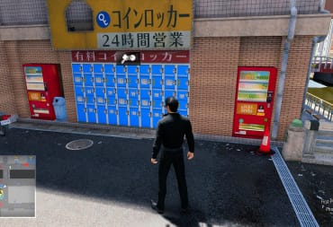 Kiryu looking at lockers.